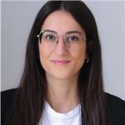 Laureata in lingue, culture e letterature straniere, impartisce lezioni per tutte le materie letterarie, incluso anche lo spagnolo